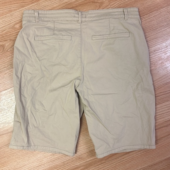 Reitmans Beige Bermuda Shorts 🩳 - Picture 3 of 4